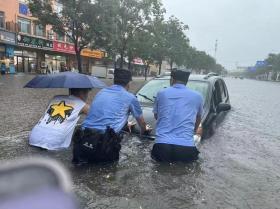 山東膠州暴雨致部分路段積水嚴重，干部群眾全力排水迎戰(zhàn)汛情