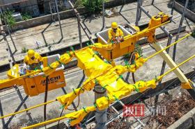 超過50℃高溫炙烤下完成空中作業(yè)，武漢“電力特種兵”一周實(shí)施120余次帶電作業(yè)保障城市清涼