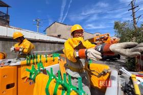 超過50℃高溫炙烤下完成空中作業(yè)，武漢“電力特種兵”一周實(shí)施120余次帶電作業(yè)保障城市清涼
