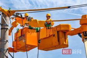 超過50℃高溫炙烤下完成空中作業(yè)，武漢“電力特種兵”一周實(shí)施120余次帶電作業(yè)保障城市清涼
