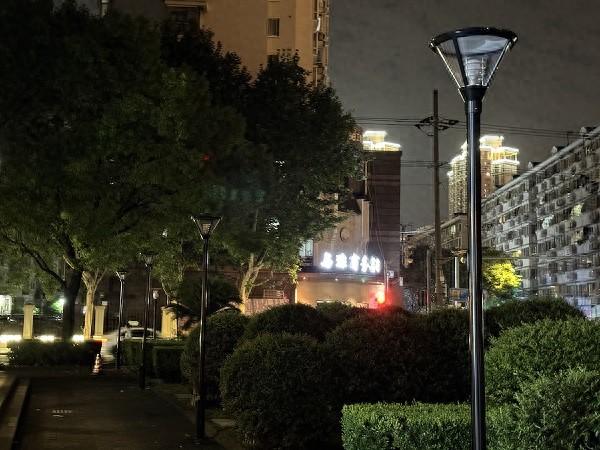 市中心綠化街角多盞路燈不點(diǎn)亮 市民無奈“摸黑”走夜路 第1張 市中心綠化街角多盞路燈不點(diǎn)亮 市民無奈“摸黑”走夜路 第1張