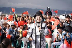 《放歌中國》文藝演出走進賽里木湖，將舞臺搬到群眾中間