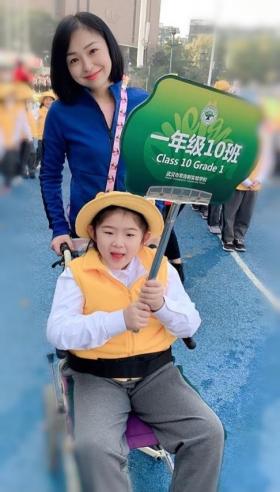 余丹：她用愛給輪椅上的女孩插上“翅膀”