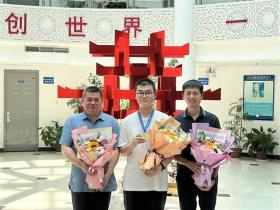 奪冠回國，他第一時間回母校傳授成功“秘笈”