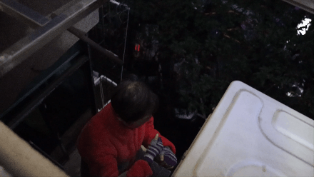 驚險(xiǎn)一幕！男子夢(mèng)游從六樓翻至窗外